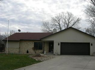 914 Timberline Ct W, Oconomowoc, WI 53066