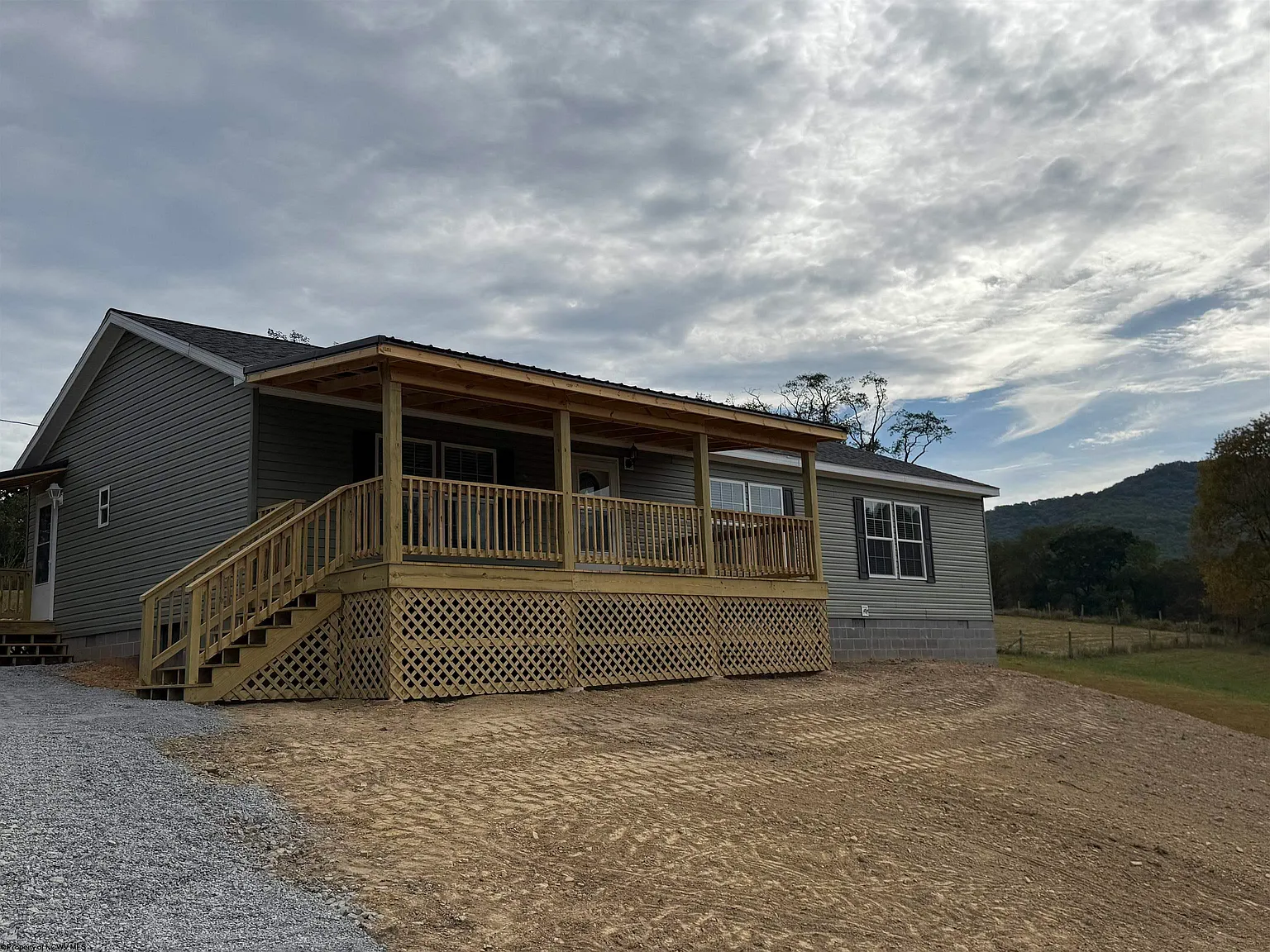 124 Hillside Dr photo 1