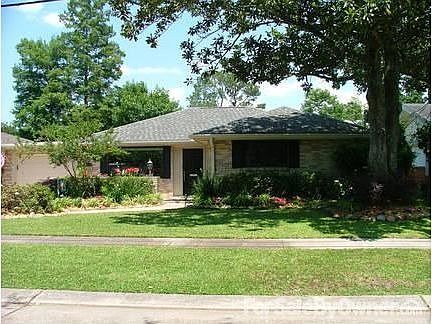 Front of House : Low maintenance yard. Plantings are perennials that come back year after year