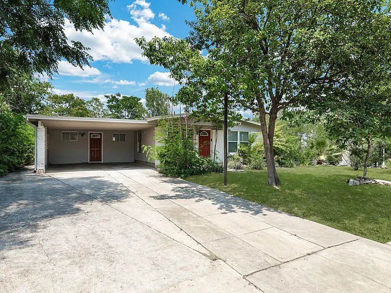 35 Storeywood Dr — Photo 3