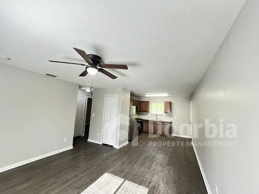 Beautiful 2 Bedroom, 1 Bathroom with Washer and Dryer In Unit — Photo 2