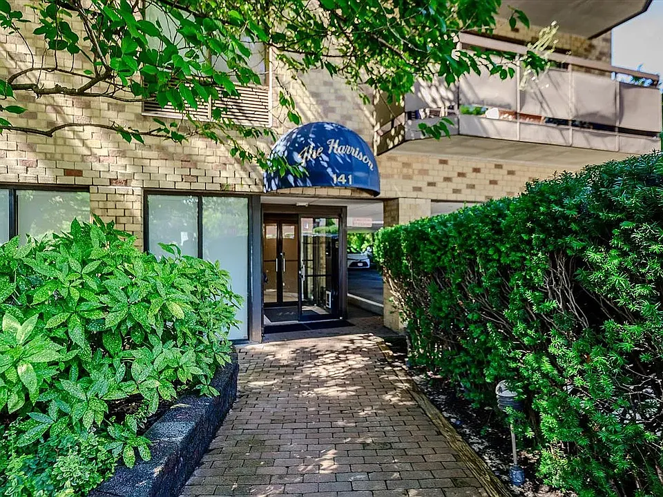 141 Great Neck Rd #3F