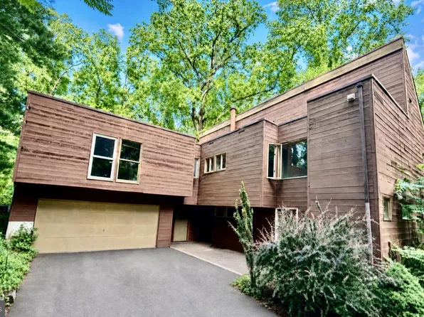 300 Sprague Cir, Penn Valley, PA 19072