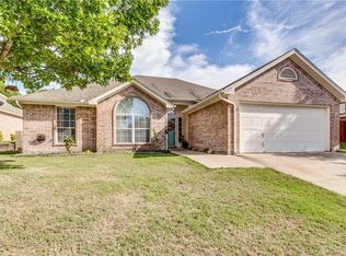 355 Balcones Dr, Fort Worth, TX 76108