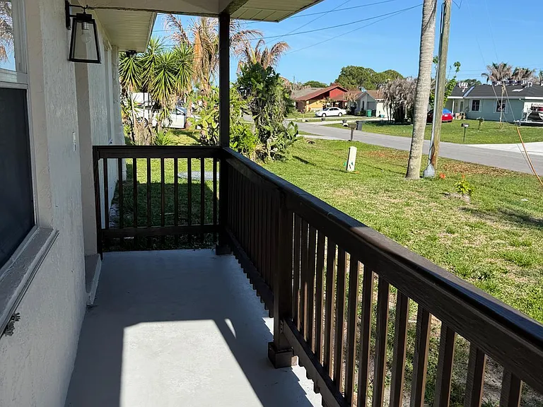 699 NW Riverside Dr — Photo 5