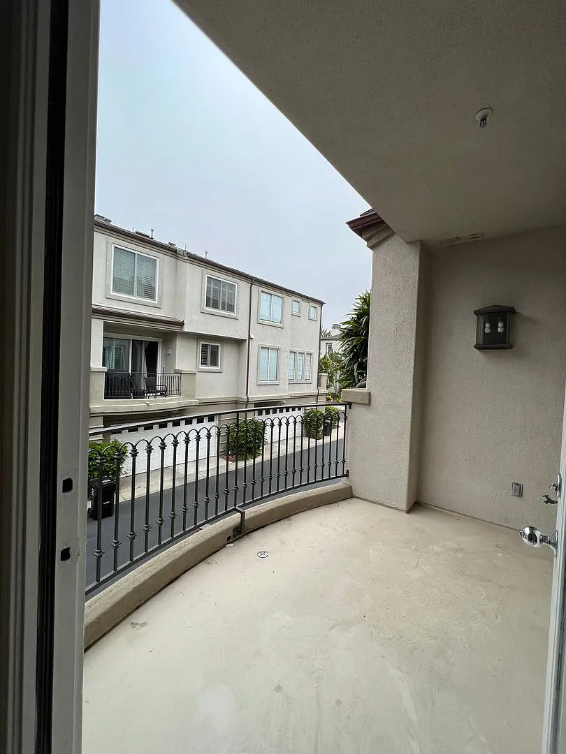HB Coastal Executive Home 2bed 2.5 bath with Ocean Views — Photo 2