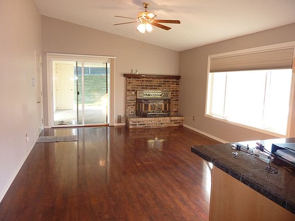 dining room w/fireplace