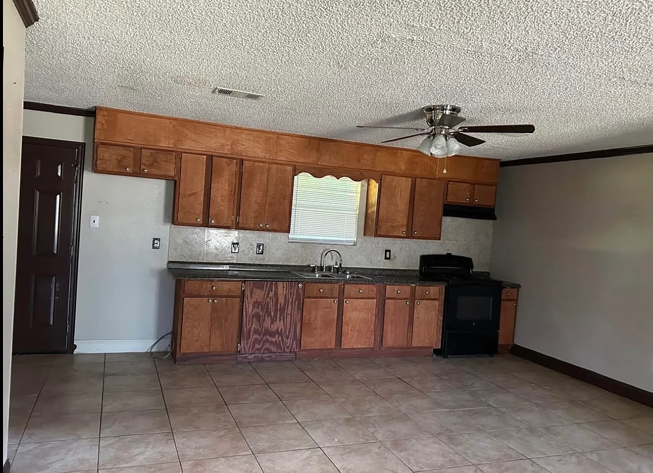 3 bed, 1184 sqft, $1,675 — Photo 2