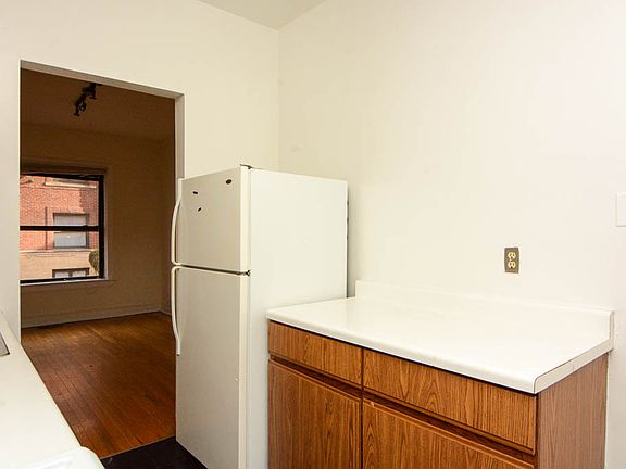 3rd image of 825 W Waveland Ave APT 1N