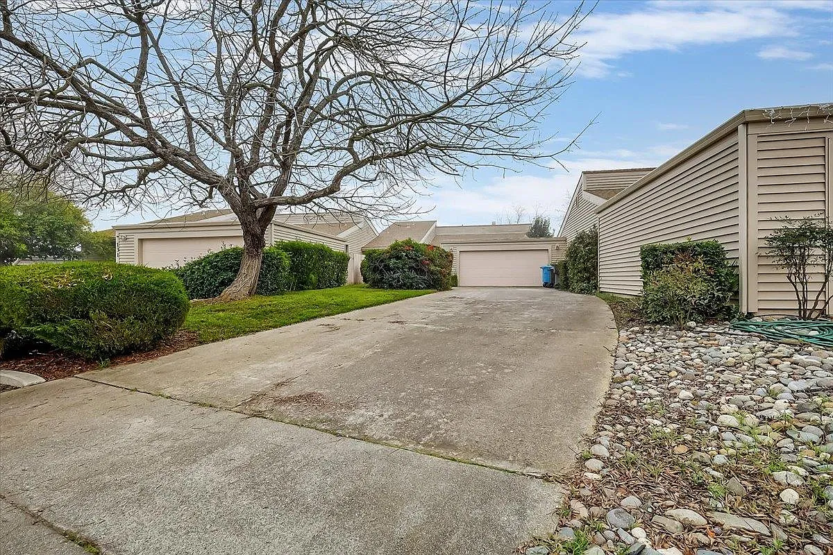 139 Country Club Dr photo 1