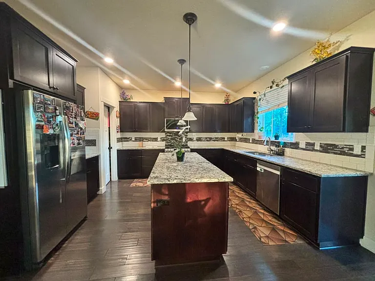 755 SE 78th Ave — Photo 3