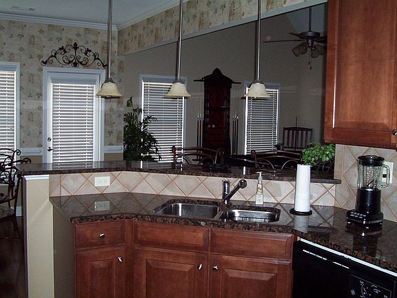 Kitchen w/granite
