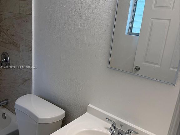 5th image of 220 NW 16th Ter APT 1