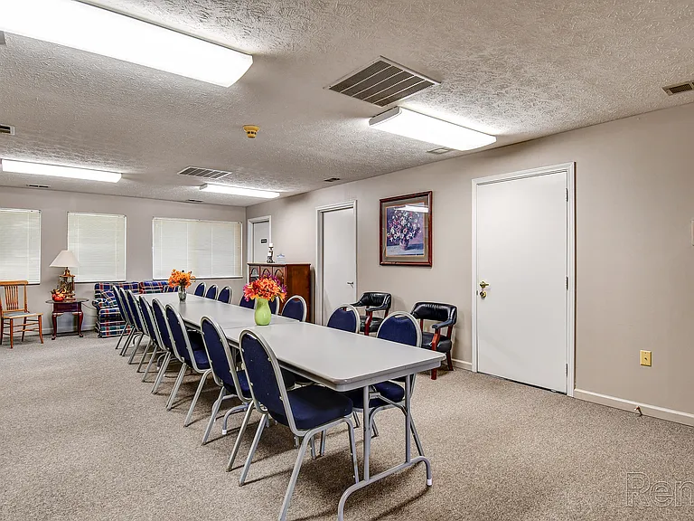 Hickory Knoll Apartments — Photo 29