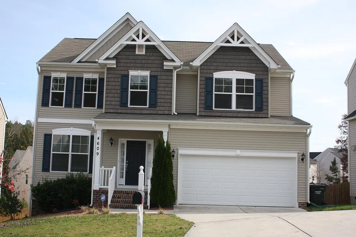 4 bed, 2.5 bath, 2100 sqft, $2,700 — Photo 1