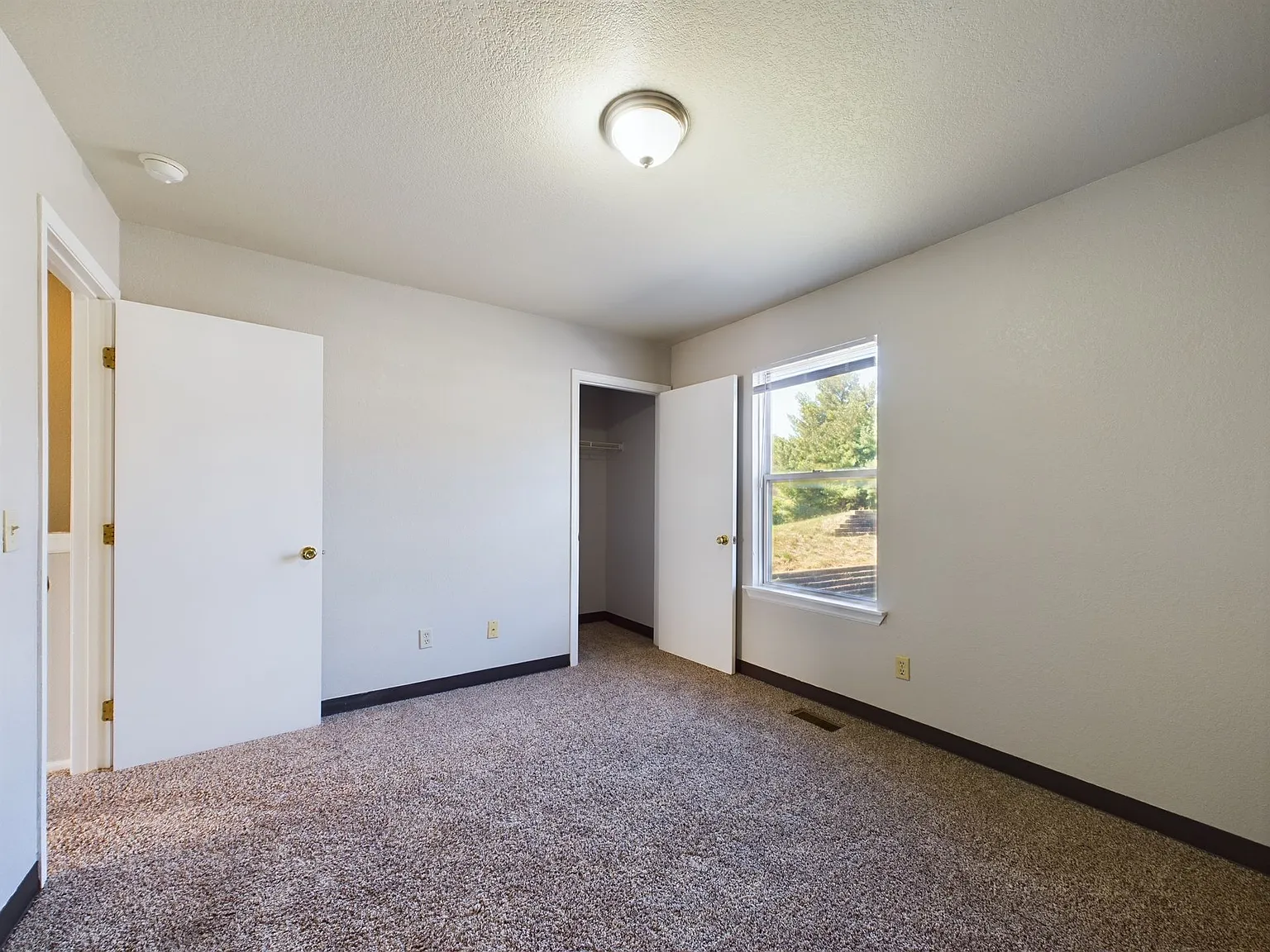 Willow Creek Apartments & Townhomes — Photo 4