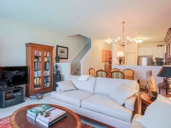 828 Genesee Dr, Naperville, IL 60563