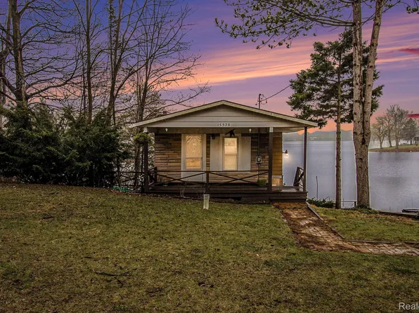 15328 Woodward Dr, Byron, MI 48418