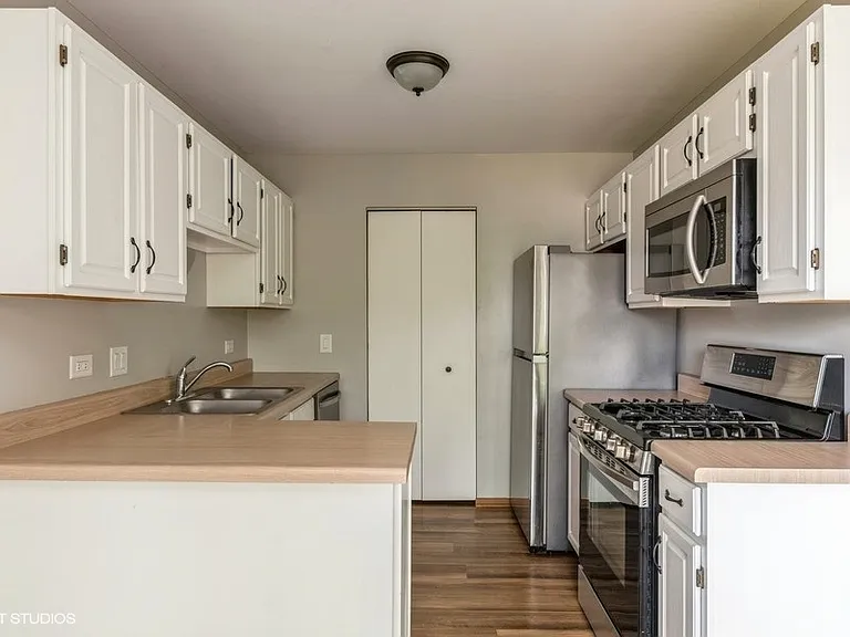 302 Newport Ln #B2 — Photo 4