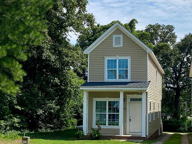 3921 Lexington Dr — Photo 2