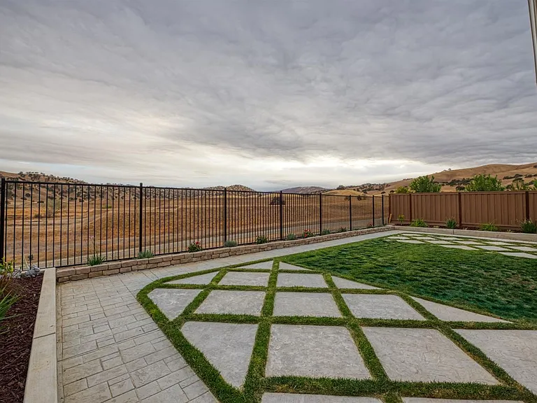 Cabernet Ct — Photo 5