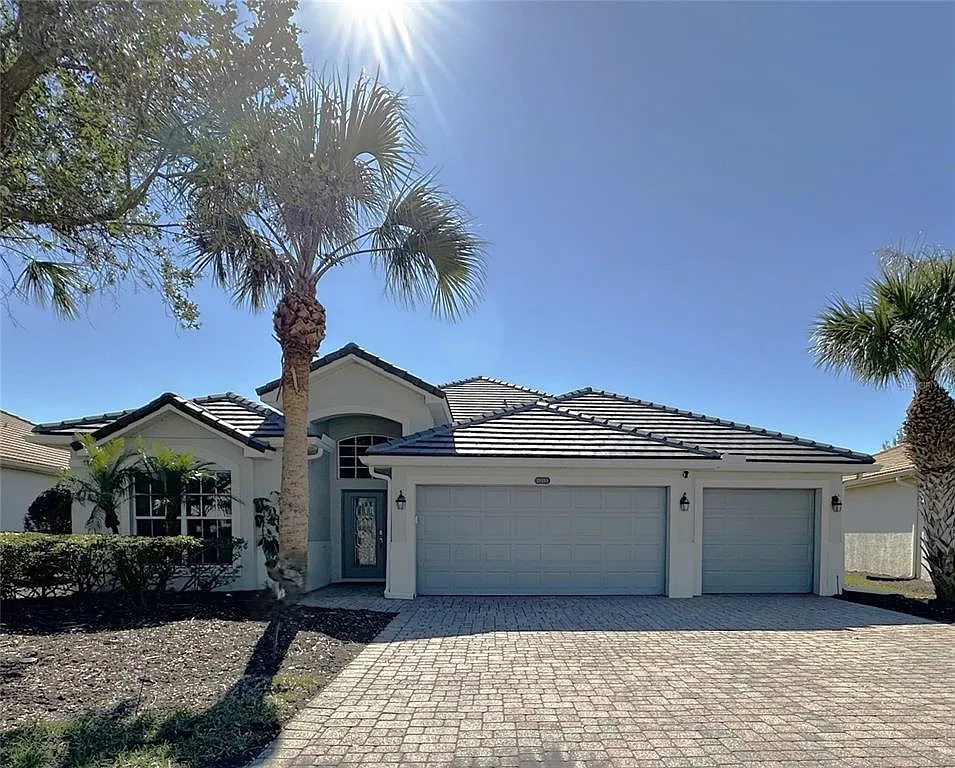 4 bed, 2.5 bath, 2572 sqft, $8,500 — Photo 1