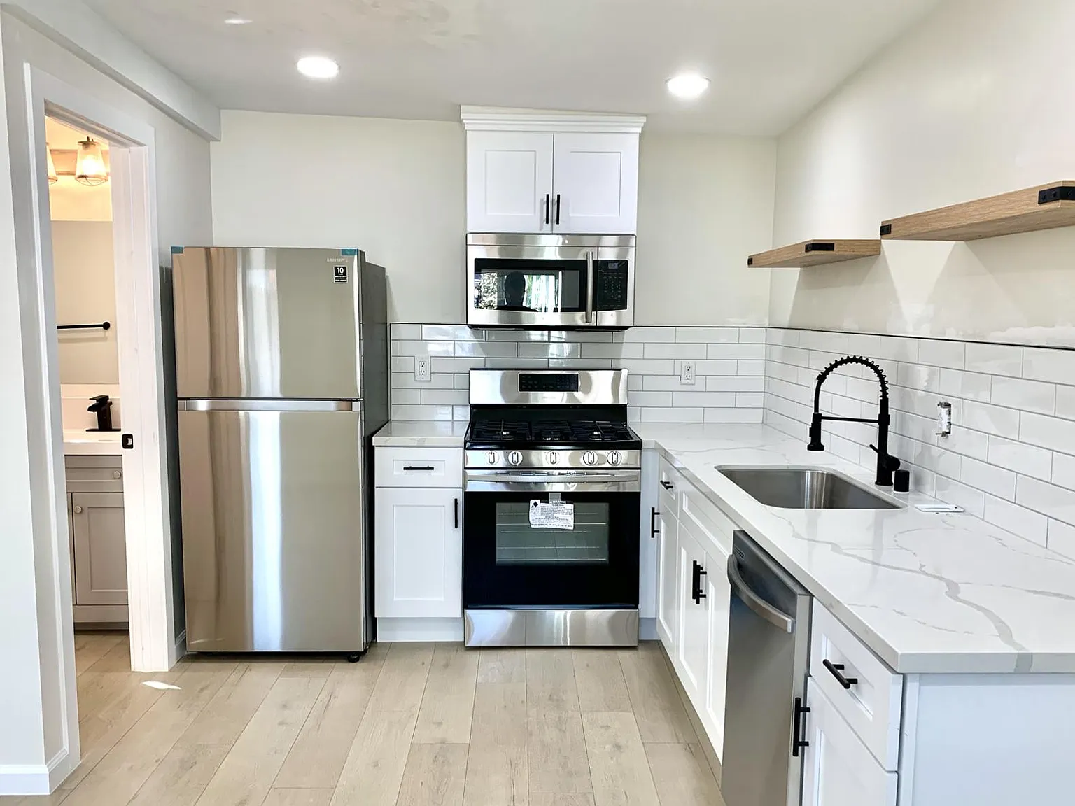 450 E 53rd St — Photo 3