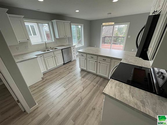 4th image of 406 Essex St
