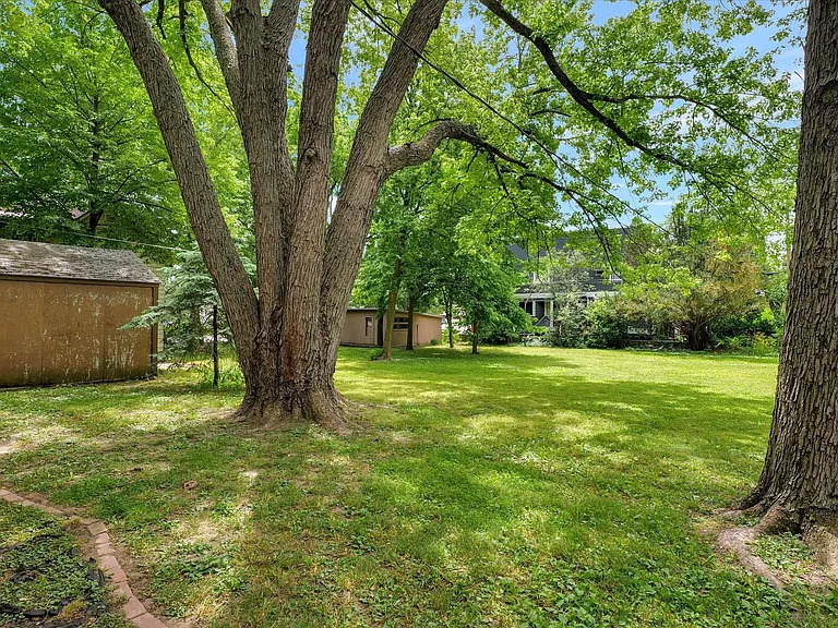 303 Hessel Blvd — Photo 23