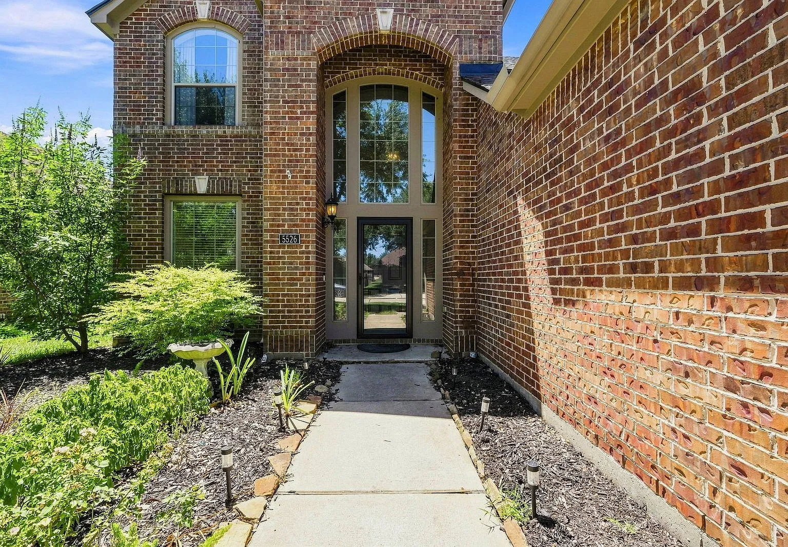 4 bed, 2.5 bath, 2519 sqft, $2,650 — Photo 2