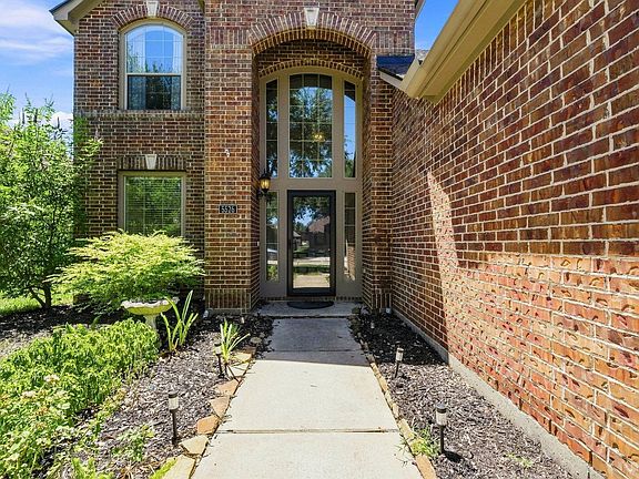 2nd image of 5526 Walnut Glen Ln