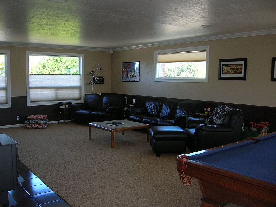 2nd floor bonus room with 7 windows and view of all the hills!