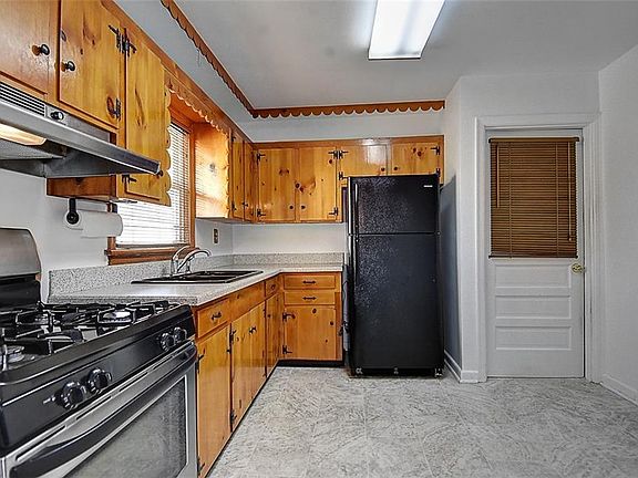 3rd image of 8001 Arrowwood Ct