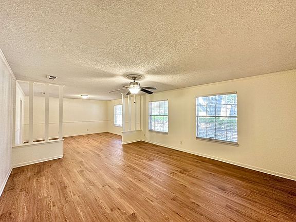 4th image of 307 Highland Oaks Dr
