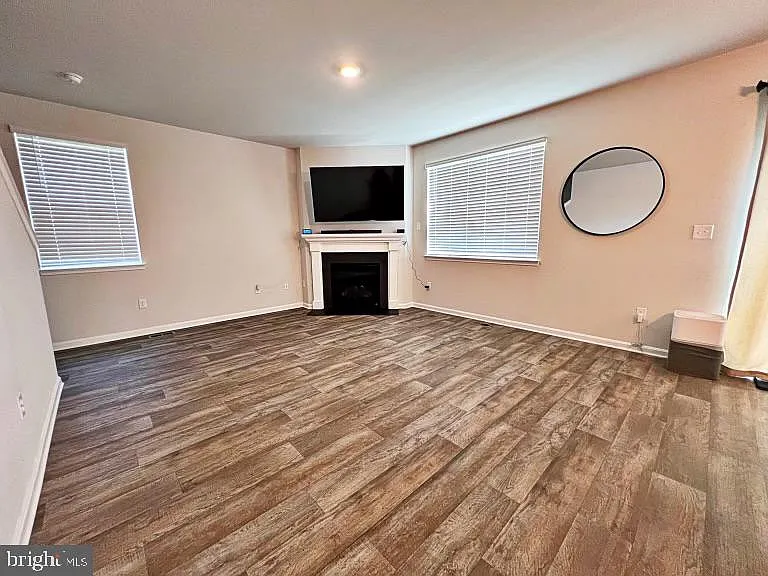 4 bed, 2.5 bath, 2411 sqft, $2,800 — Photo 3