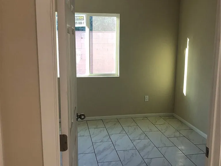 3616 W Victory Blvd — Photo 12