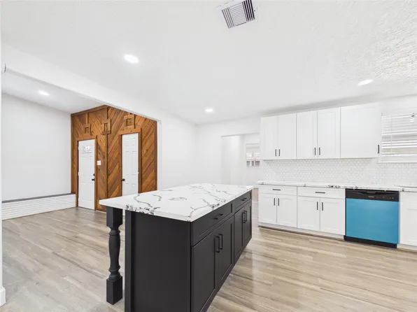 1210 Connie St, Alvin, TX 77511