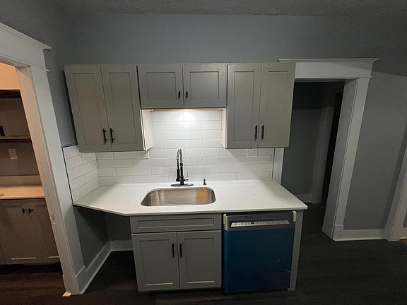 4th image of 180 Oak Grove Ave