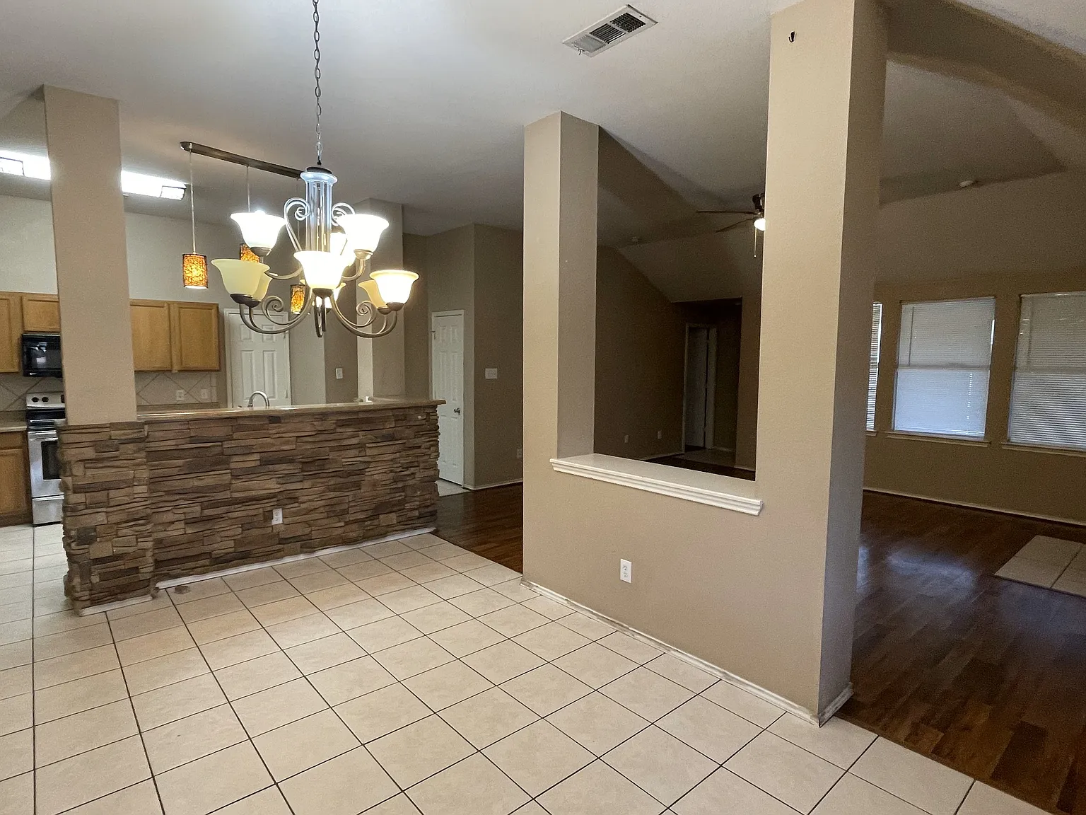 4 bed, 1861 sqft, $2,100 — Photo 1