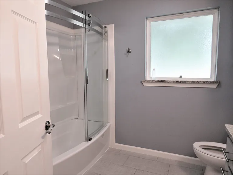 1026 Thomas St — Photo 10