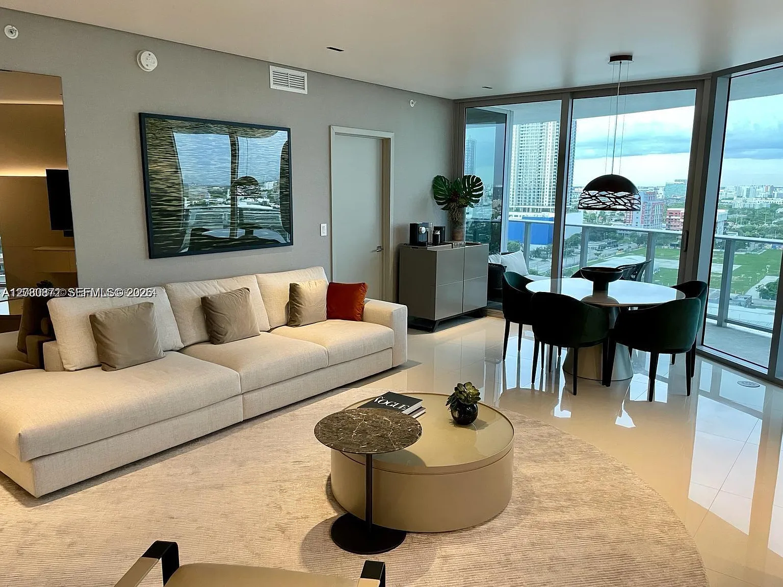 Aria On The Bay Condo — Photo 2