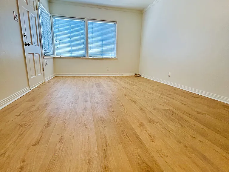 1214 W Victory Blvd — Photo 16