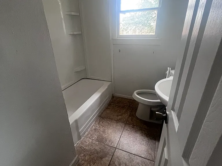 2409 Beechwood St — Photo 8
