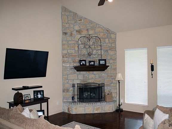 4th image of 323 Baganie Ln