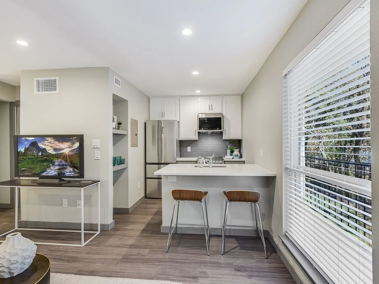 Simple Lease. Exceptional Location. Extensively Renovated Product — Photo 3