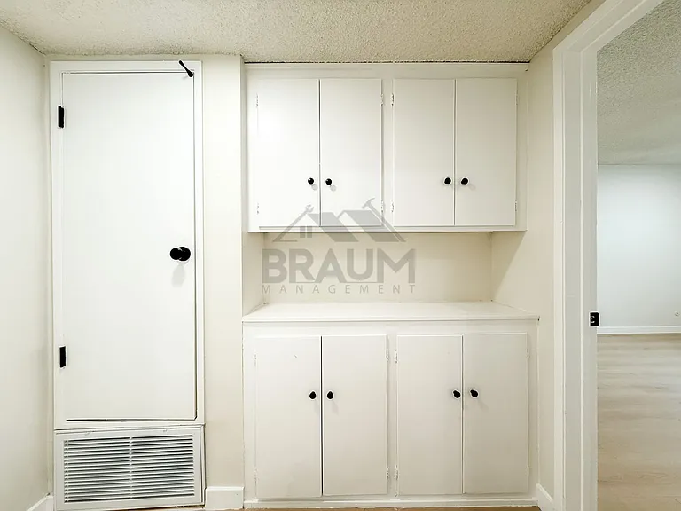 6039 Whitsett Ave — Photo 13