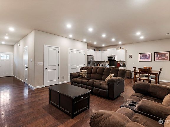 3rd image of 4159 Cameron Drive NE