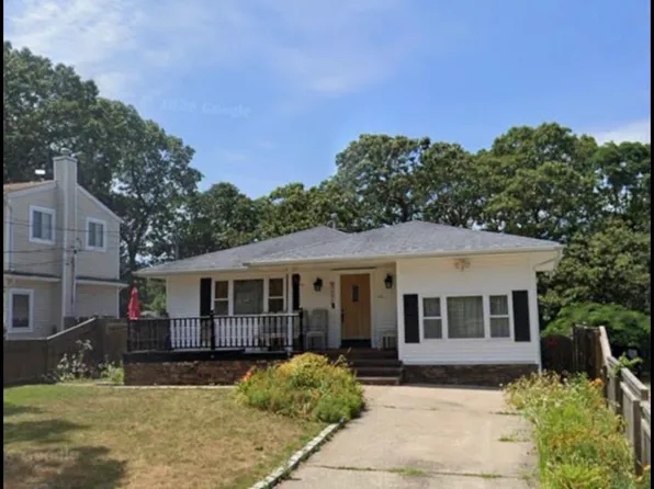 17 Rosemary Ln #1, Centereach, NY 11720
