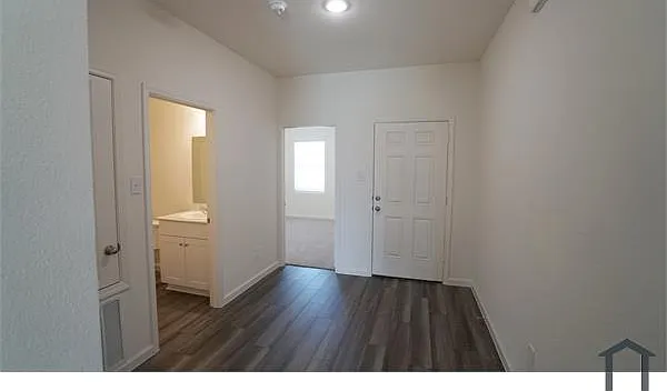 711 Camden Dr — Photo 3