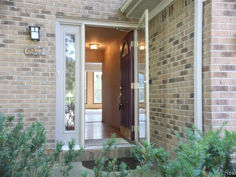 1947 N Fairview Ln — Photo 2